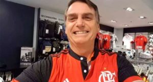 Bolsonaro com camisa do Flamengo.