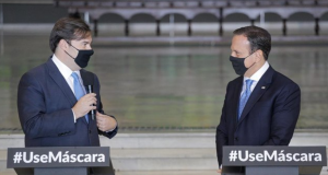 Maia e Doria em coletiva de imprensa.