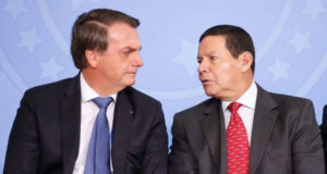 Hamilton Mourão ao lado de Bolsonaro