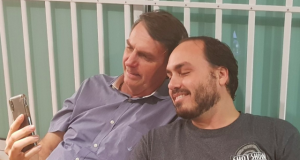 Carlos Bolsonaro com o pai mexendo no celular