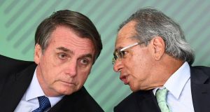 A política econômica de Bolsonaro e Guedes é responsável pelo aumento de preço da gasolina e do gás de cozinha. Foto: Evaristo Sá/AFP