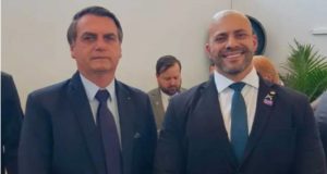 Bolsonaro ao lado de Daniel Silveira, ambos posando para a foto.