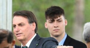 Bolsonaro e Jair Renan posam para foto