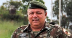 O ex-ministro da Saúde do governo Bolsonaro, Eduardo Pazuello, com farda do Exército. Foto: Divulgação