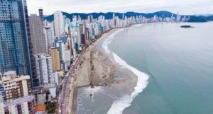 Alargamento da faixa de areia em Balneário Camboriú