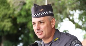 O coronel Aleksander Lacerda veste farda da PM