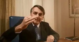 Bolsonaro com o dedo erguido em riste