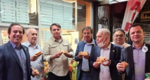 Bolsonaro come pizza nas ruas de Nova York