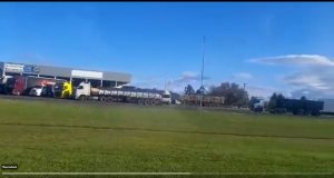 Imagens de caminhões parados em Três Cachoeiras, no Rio Grande do Sul