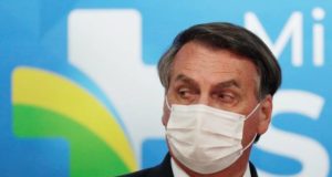 Jair Bolsonaro de máscara