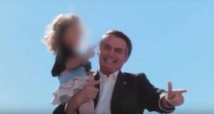 Bolsonaro criança arma mão