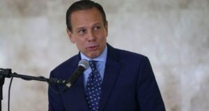 João Doria falando no microfone