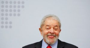 Lula sorrindo e com sinal de joinha