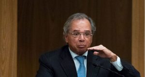 Veja Paulo Guedes de mão levantada