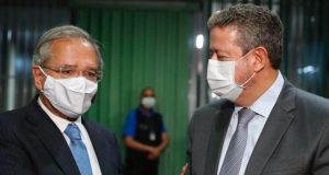 Paulo Guedes e Arthur Lira se cumprimentando