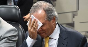 Paulo Guedes limpando a testa