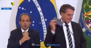 Bolsonaro dá celular para tradutor de libras