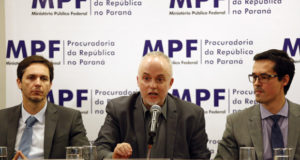 Os procuradores Orlando Martello, Carlos Fernando e Dallagnol, da Lava Jato, sentados em coletiva de imprensa