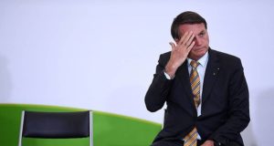 Jair Bolsonaro sentado em cadeira