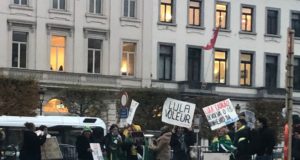 Protesto fake de bolsonaristas contra Lula na França