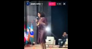 Médica dando palestra negacionista