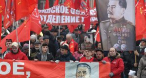 Manifestação de Russos em comemoração a Revolução de Outubro de 1917. Foto: Getty Images