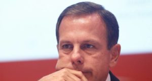 João Doria, sério, com a mão no rosto