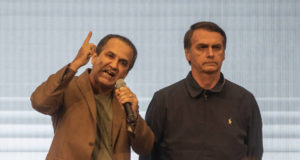 Malafaia falando ao microfone com Bolsonaro ao lado