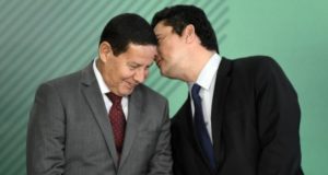 Sergio Moro ao lado do Mourão