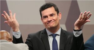 Sergio Moro de braços levantados