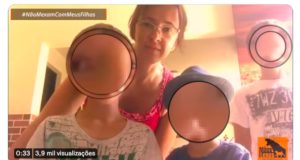 Mãe com três filhos expostos em campanha contra vacinação