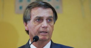 Bolsonaro discursando no microfone