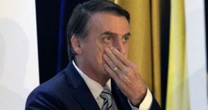 Bolsonaro com a mão no rosto