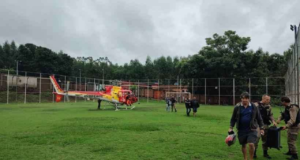 imagem de helicótero em um campo verde.