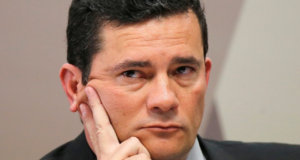 foto de Moro com olhar preocupado, ele tem a mão direita na bochecha.