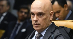 Foto de Alexandre moraes com olhar série no plenário do STF. Ele é calvo e usa terno preto.