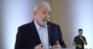 O ex-presidente Lula (PT) em coletiva, nesta quarta-feira (19). Imagem: Reprodução