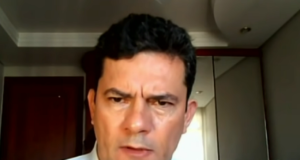 Moro sentado com cara de bravo