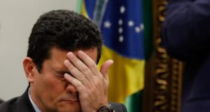 Moro com a mão no rosto