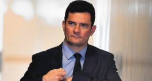 Sergio Moro com a mão no bolso do terno