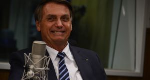 A imagem de Bolsonaro com microfone