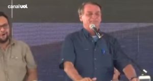 Bolsonaro durante discurso, com um microfone à sua frente