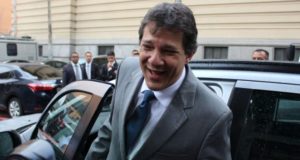 Fernando Haddad saindo de um carro