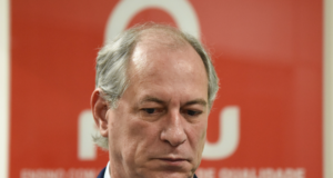 Ciro tenta roubar apoiador de Lula. Na foto ele tem olhar cabisbaixo e desesperançoso.