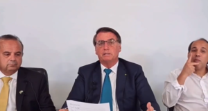 Bolsonaro dis que pesquisas são falsas e ameaça eleições. O presidente aparece segurando uma fala ao lado do ministro do Desenvolvimento Regional, Rogério Marinho.