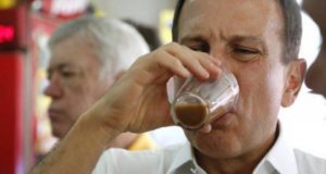 Doria toma café com leite em bar em SP