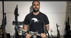 Eduardo Bolsonaro com armas