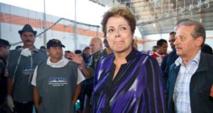 A ex-presidente Dilma (PT) chorando no local onde estavam os corpos das vítimas da tragédia da boate Kiss, em Santa Maria-RS.