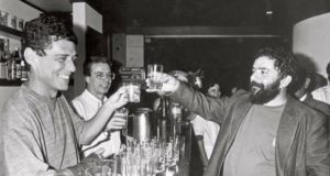 Lula bebendo cerveja ao lado de Chico Buarque