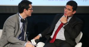 Sergio Moro e Deltan Dallagnol, sentados e conversando